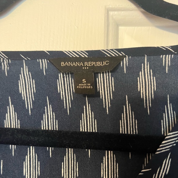 NWOT banana republic top blouse small geometric navy white tie vneck slit sleeve - Picture 5 of 9